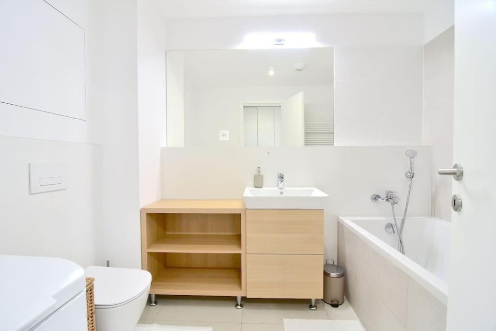 Downtown Charm With Free Parking Spot Apartman Pozsony Kültér fotó